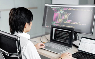 嘉鱼 ,php声明和调用变量的符号是什么？